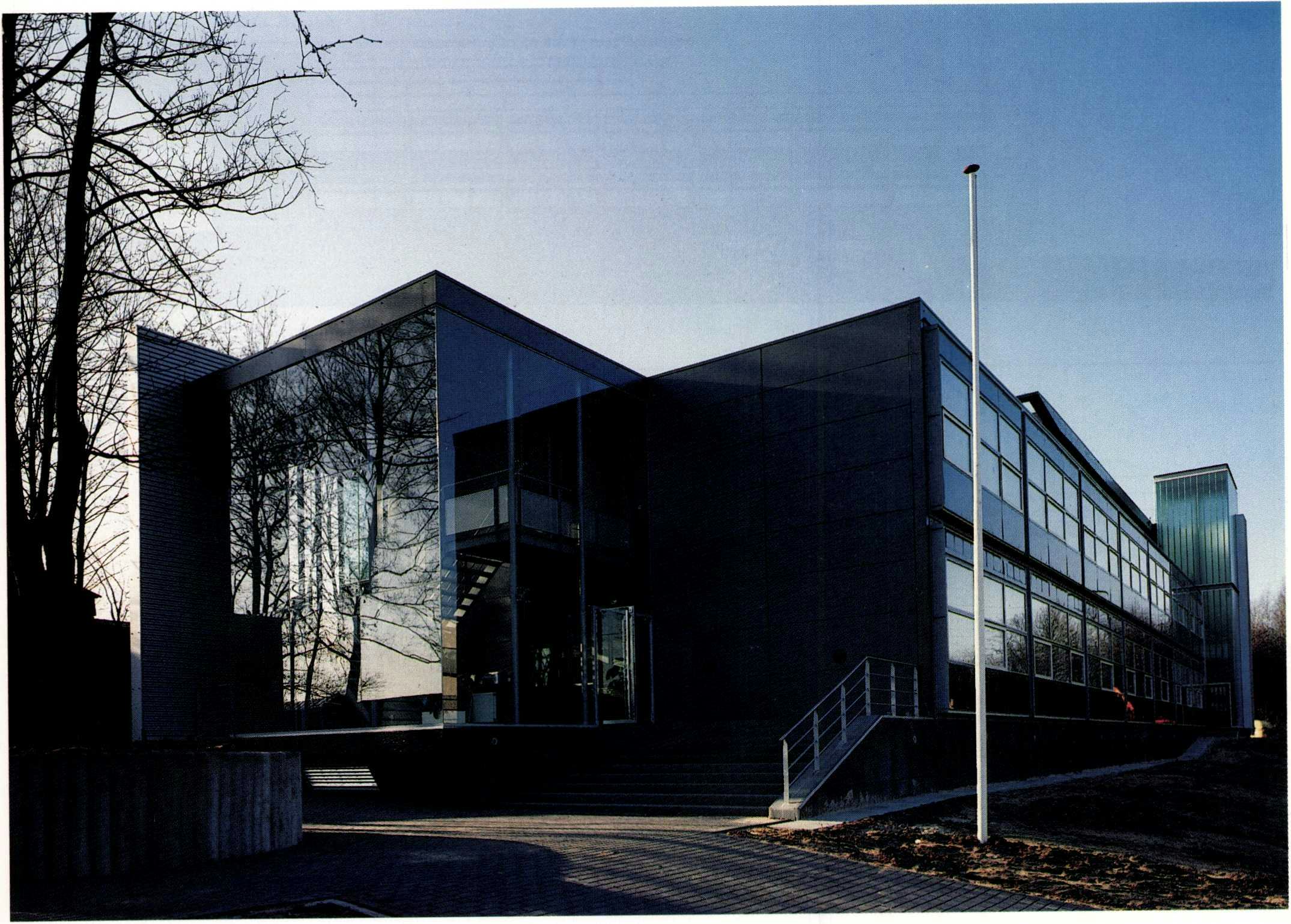 De hoofdentree van HES 31. Het noodtrappenhuis van dit gebouw is bekleed met reglit- Beeld Jan Derwig