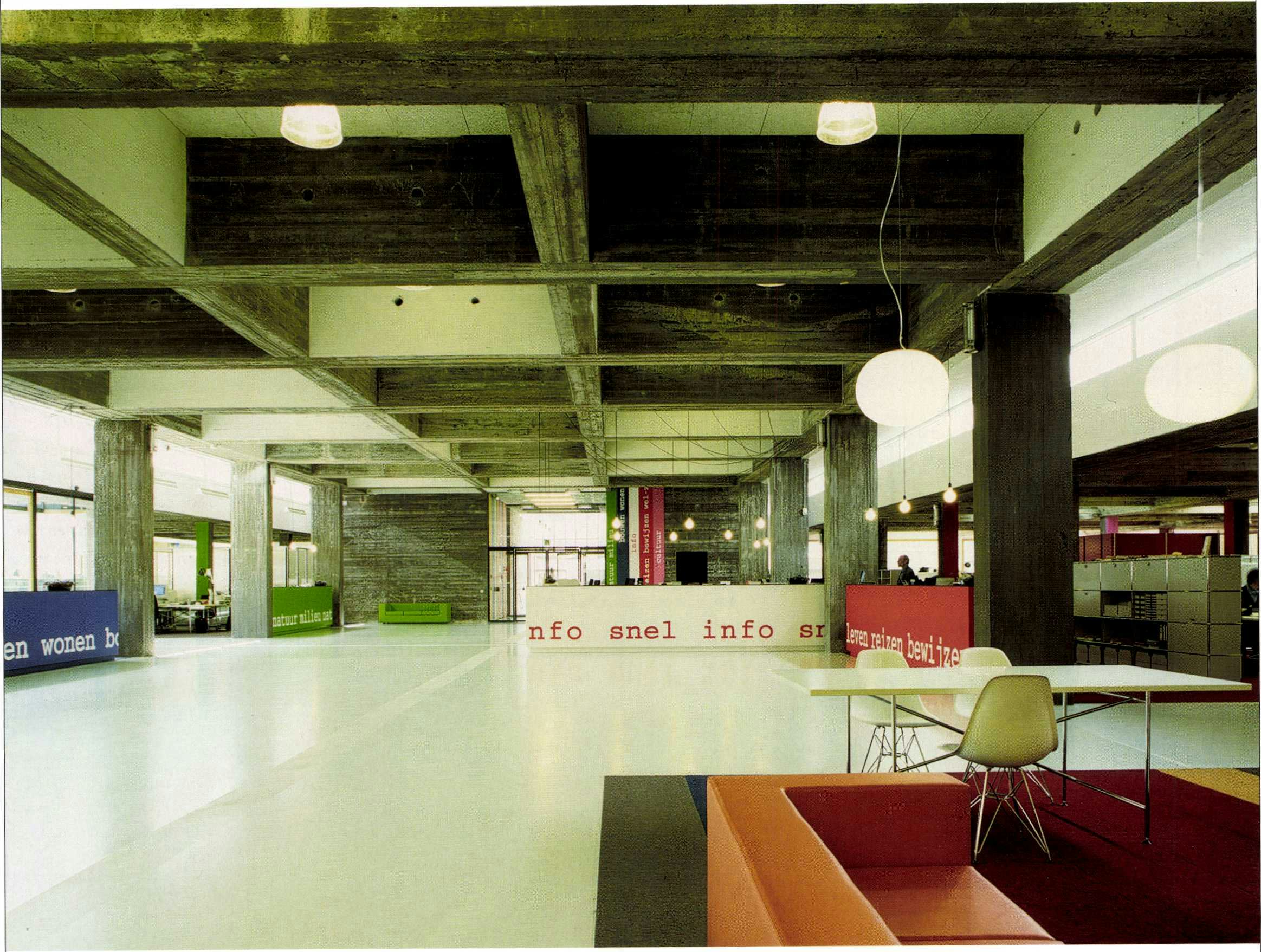 Elke stadsdienst heeft zijn eigen opvallende kleur. De veelkleurige zithoek op de voorgrond leent zich voor een multifunctioneel gebruik - Beeld Vercruysse & Dujardin