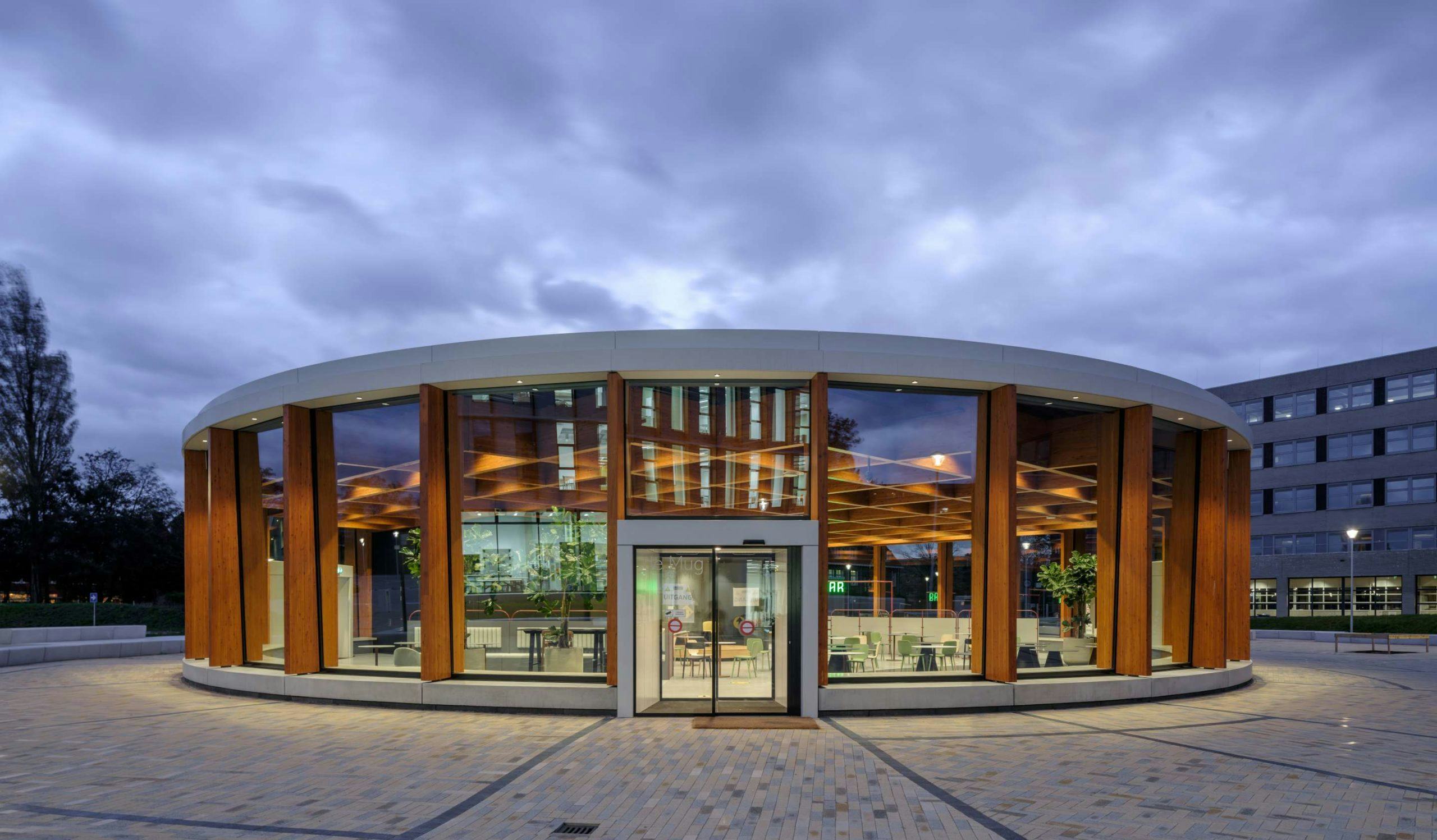 Multifunctioneel paviljoen De Mug, Nova Campus in Haarlem door Paul de Ruiter Architects. Beeld Ossip van Duivenbode