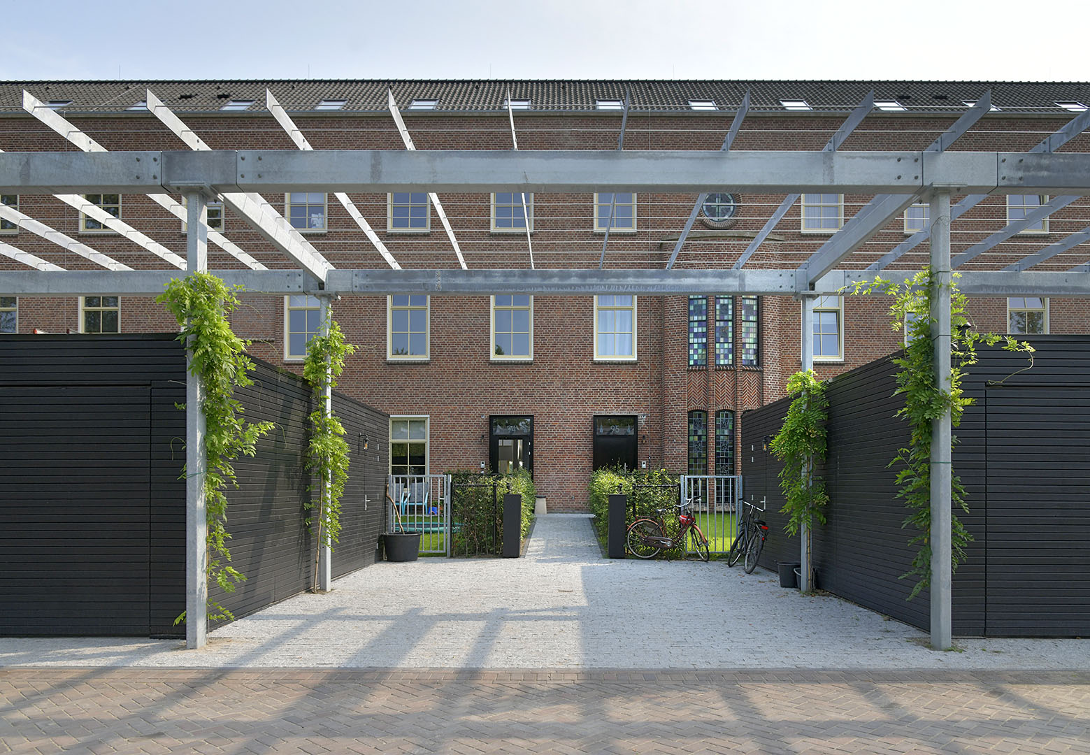Noordzijde Vrouwenvleugel met toegevoegde garages en pergola. Beeld Riesjard Schropp