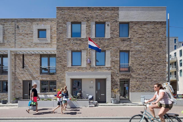 Het ontwerp slaat een brug tussen de maritieme wereld en de stad met veel leven aan de strandkant. Beeld Scagliola-Brakkee