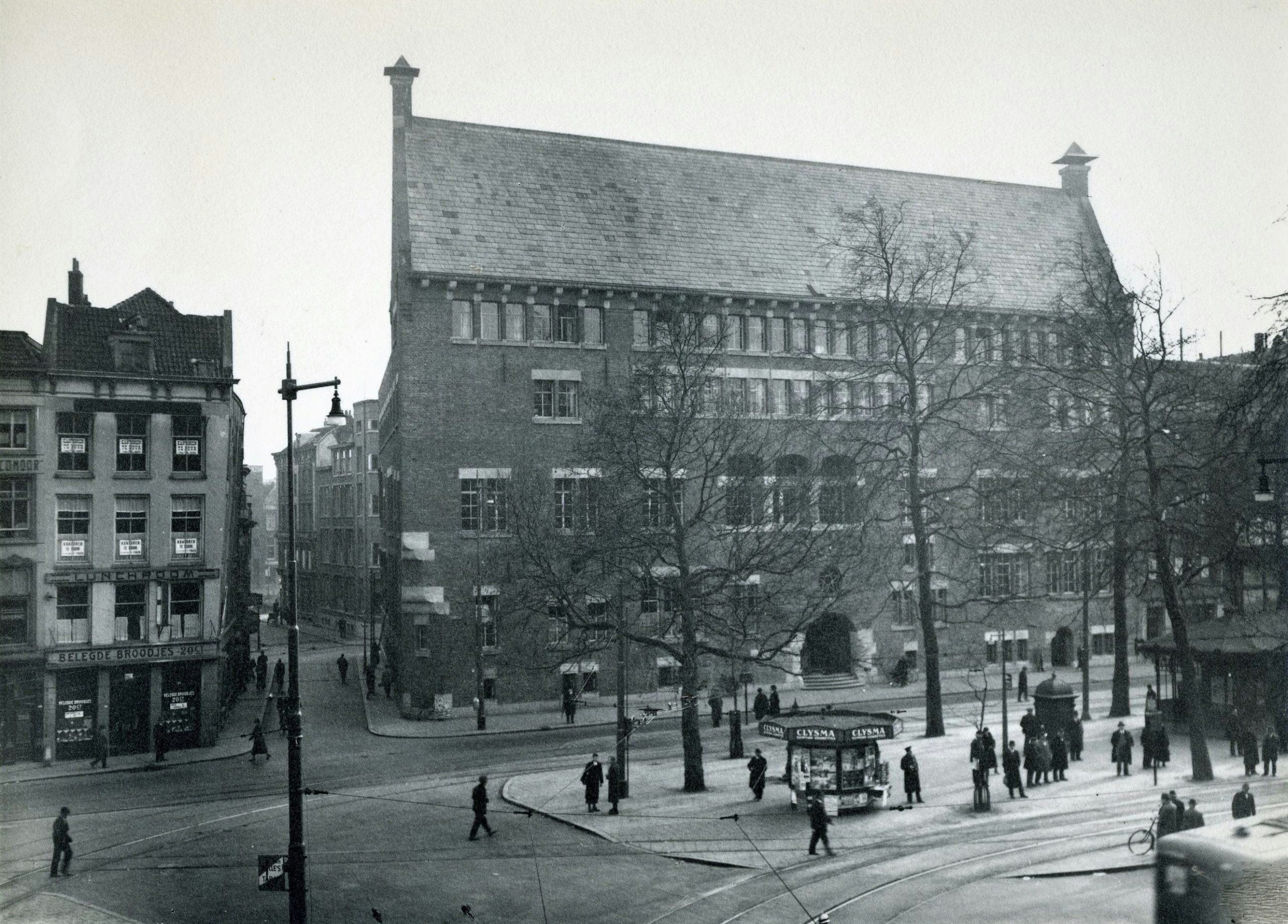 Bankgebouw van R. Mees en Zoonen aan de Blaak in Rotterdam, een ontwerp van A.J. Kropholler met Van der Heyden en A.A. van Nieuwenhuyzen (1928-1934). Sinds 1995 is hier de Willem de Kooning Academie gevestigd.