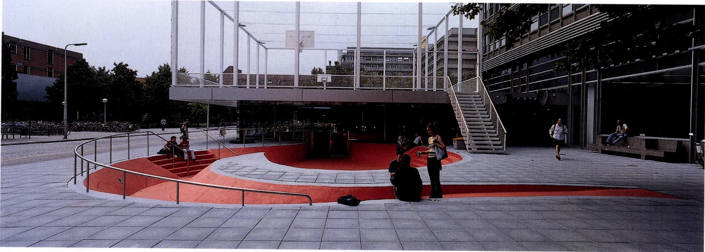 In de toegang tot het café zijn een helder oranje amfitheater, een skatebaan en een hangplek met elkaar verenigd - Beeld Jeroen Musch