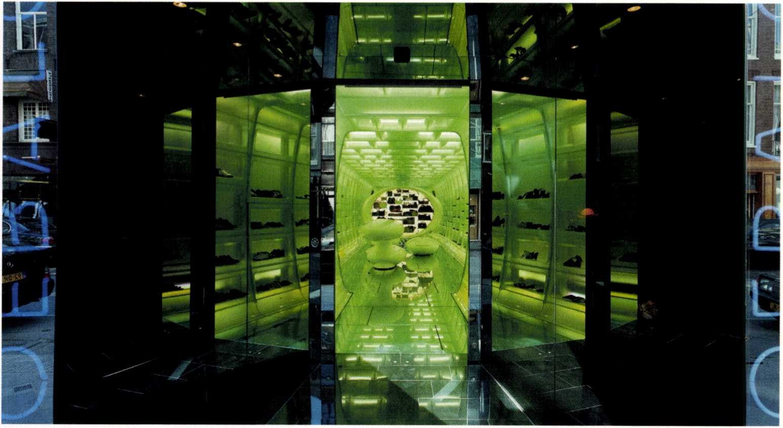 Door het gebruik van confrontatiespiegels blijft de etalage donker - Beeld Jeroen Musch