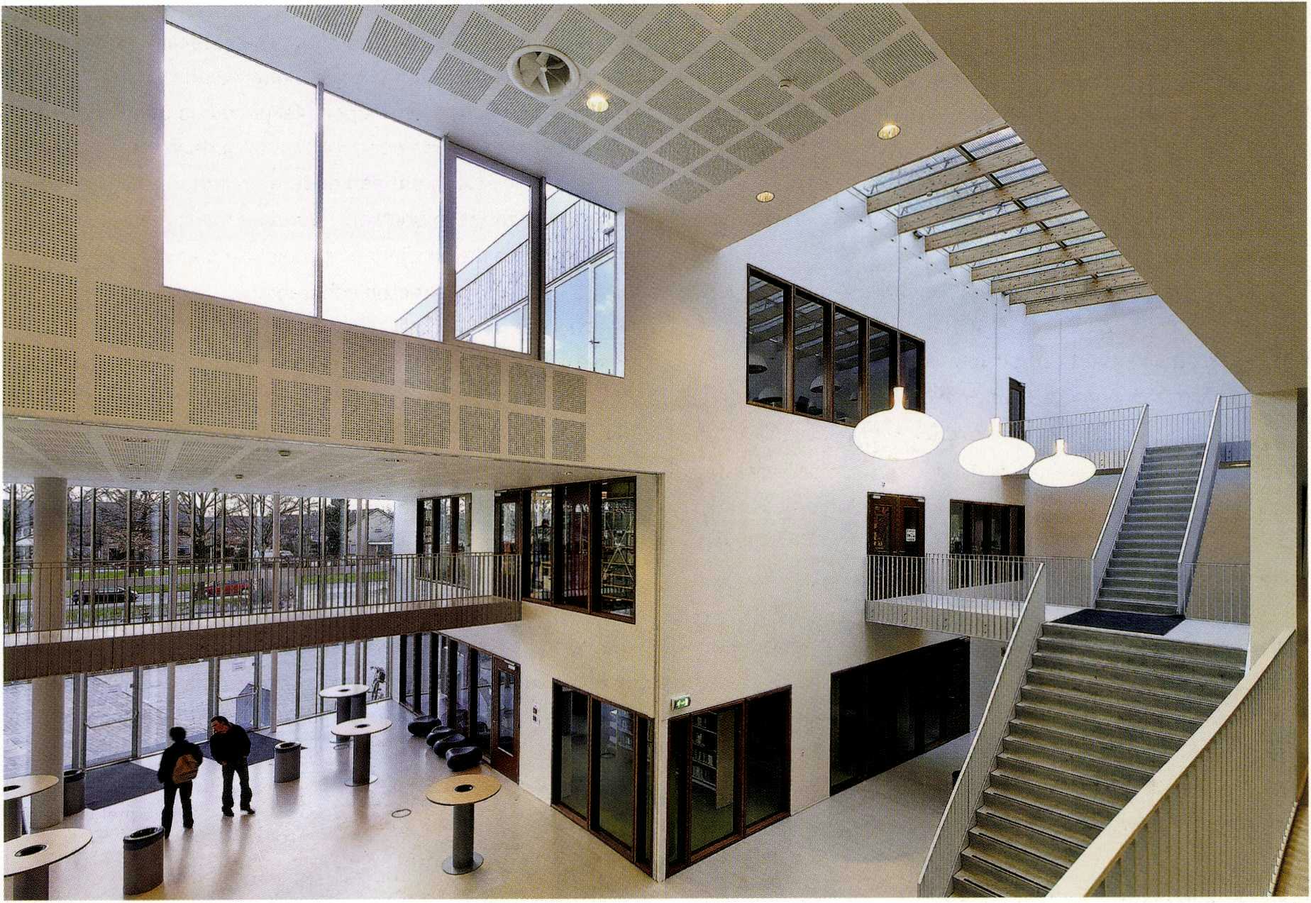 De sobere witte kleur van de openbare gebieden benadrukt de sculpturaliteit van de ruimtes - Beeld Rob 't Hart