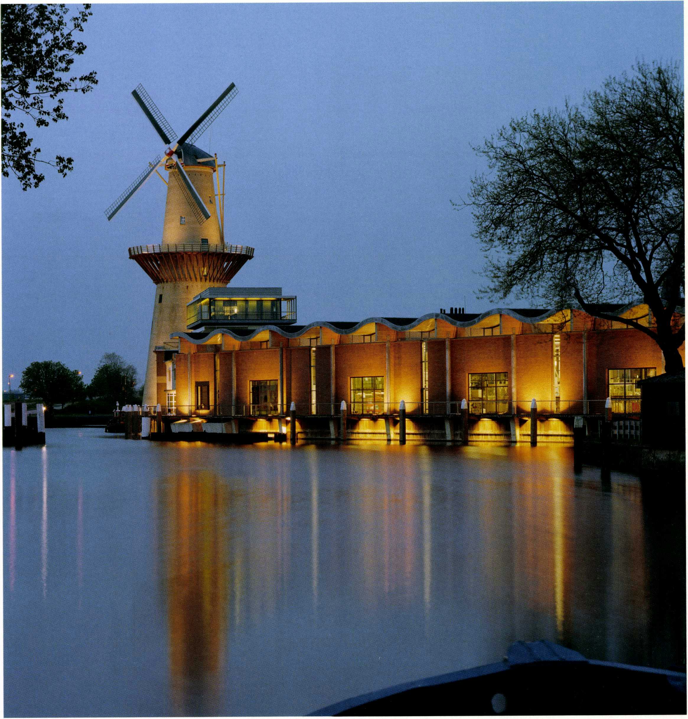 Het nieuwe bezoekerscentrum is uitgevoerd als een replica van een klassiek Schiedamse stellingmolen - Beeld Teo Krijgsman