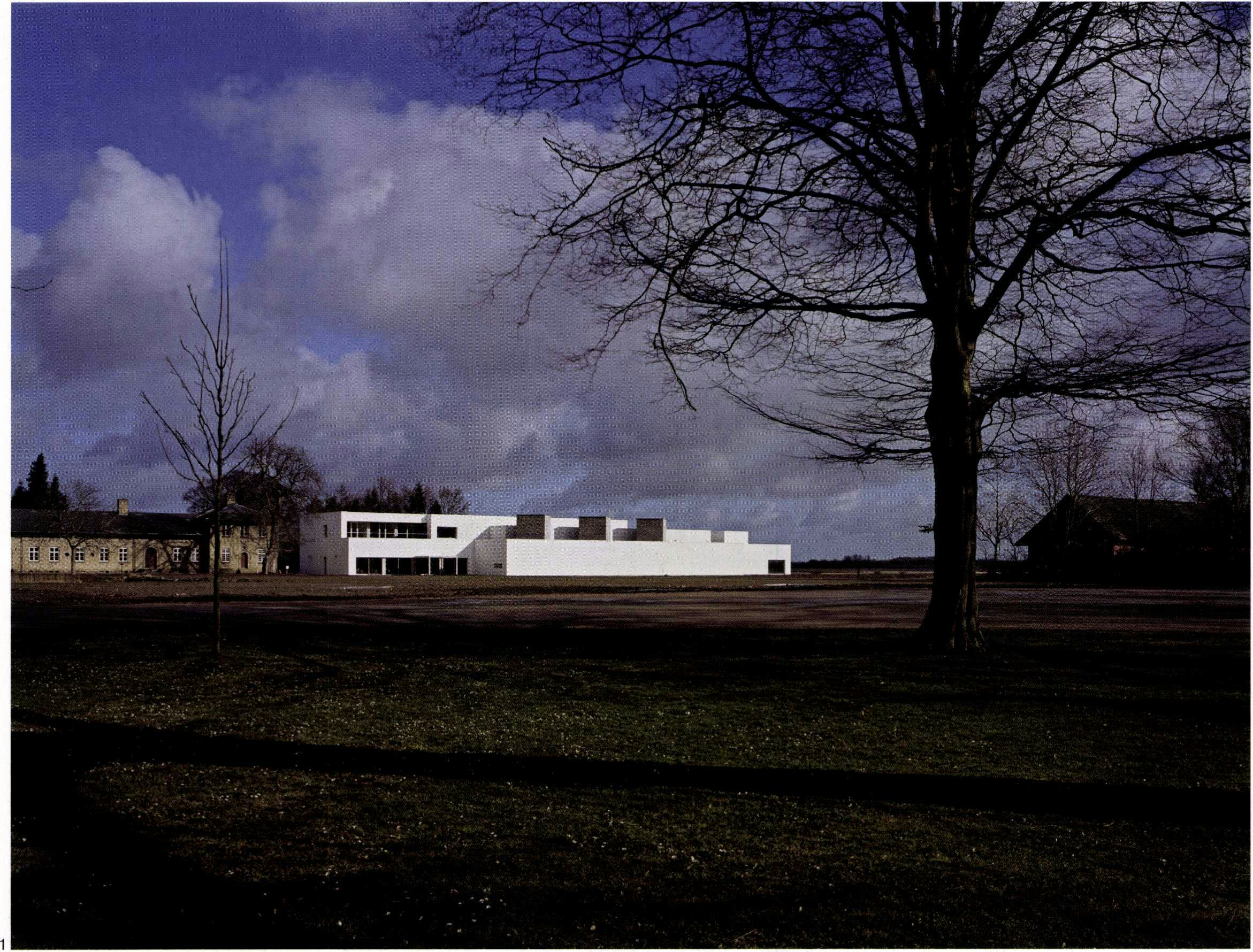 Het ontwerp van Fretton voor het Fuglsang Kunstmuseum vindt door zijn schaal en horizontale geleding aansluiting met het bestaande landhuis en het landschap - Beeld Helene Binet