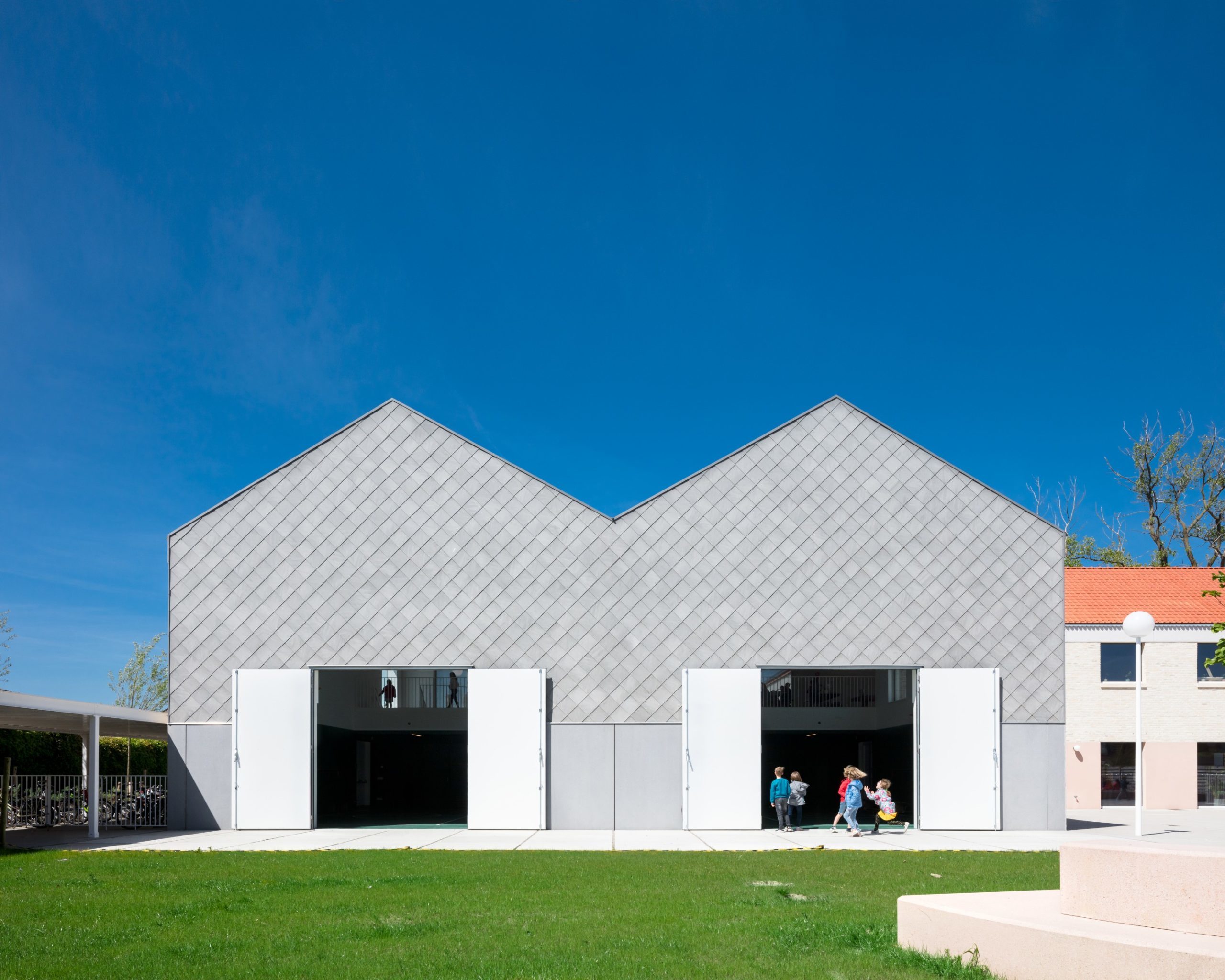 Basisschool de Linde in Zarren (Kortemark) door FELT architecture & design. Beeld Stijn Bollaert