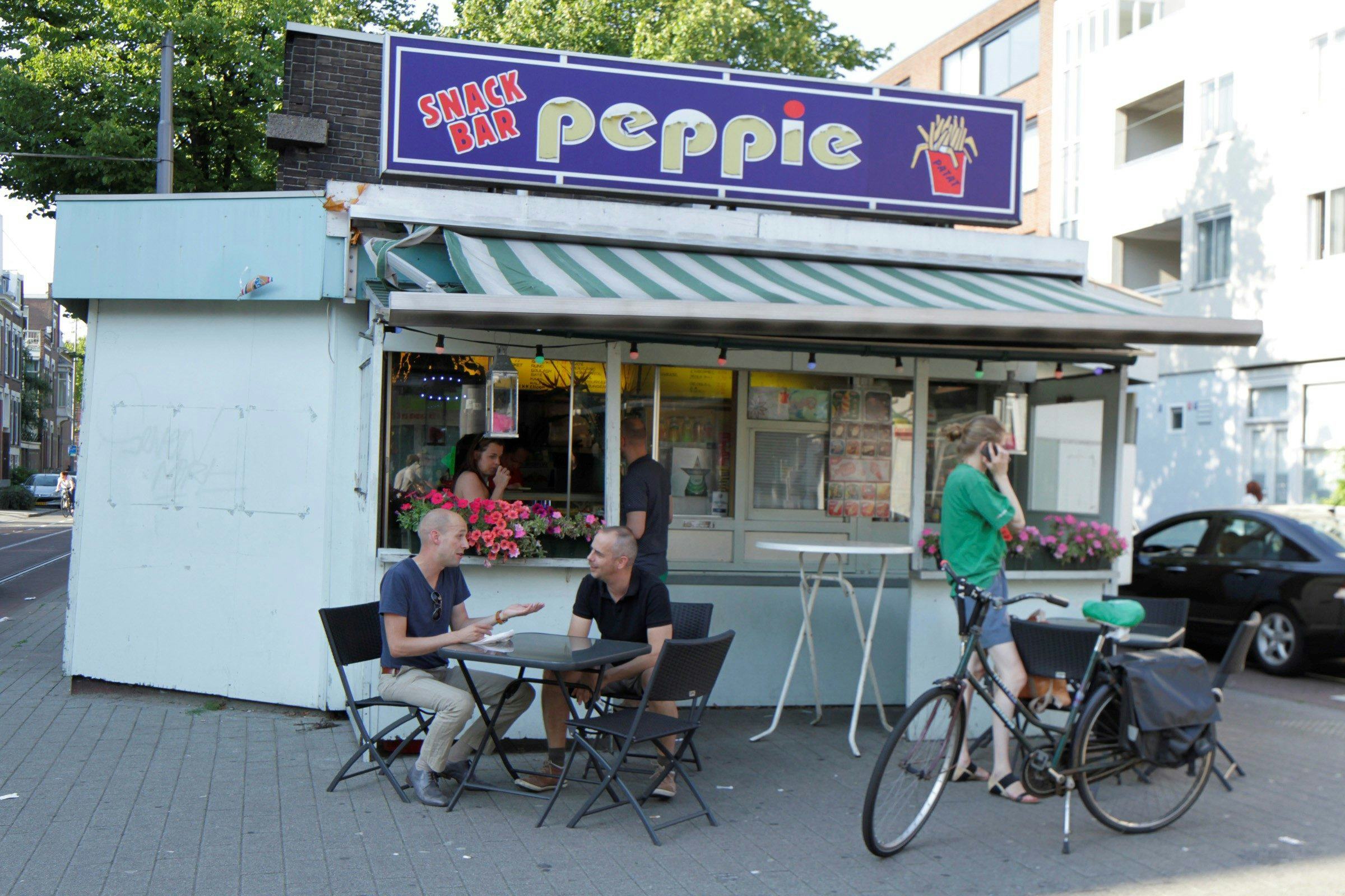 Snackbar Peppie in Rotterdam. Beeld Natascha Helmer. 