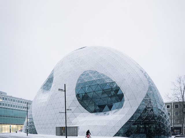 De 'blob' van Fuksas in Eindhoven in de sneeuw. Beeld Mitchell van Eijk