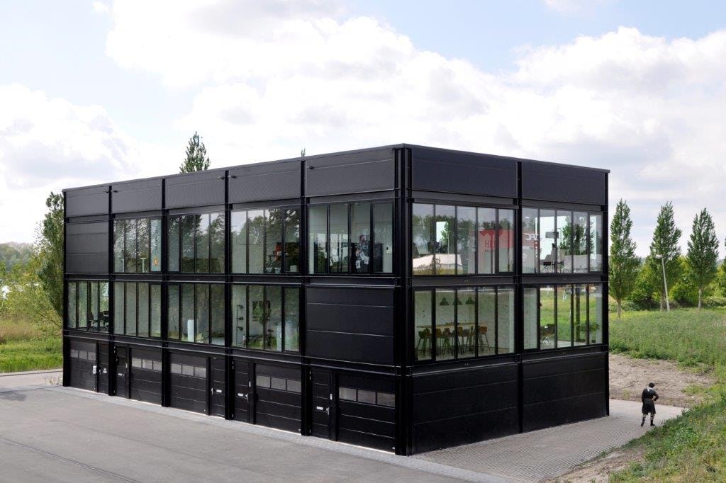Open Ateliers is een modulair bouwsysteem, geïnspireerd op de kwaliteiten van de atelierwoningen uit het begin van de twintigste eeuw met hoge ruimtes, veel licht en maximale vrijheid voor de bewoner om in te wonen én te werken.