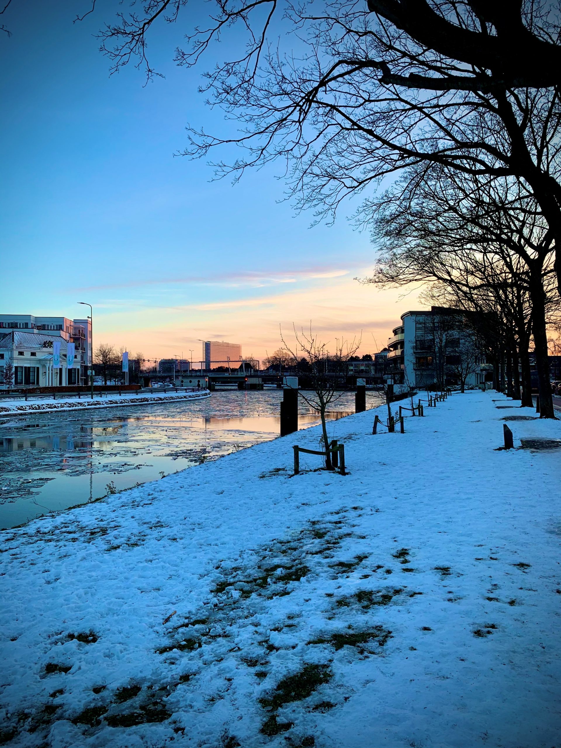 European Patent Office door Ateliers Jean Nouvel en Dam & Partners Architecten in Rijswijk kleurde roze door de ondergaande zon aan het einde van een mooie schaatsdag. Beeld Merel Pit