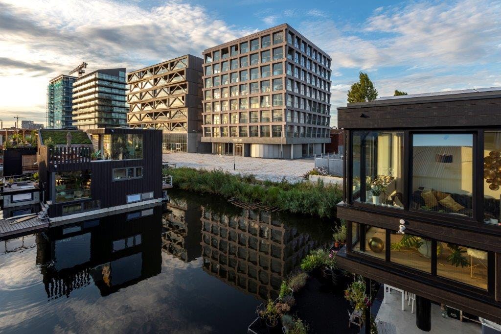Voor het gebouw ligt het Johan van Hasseltkanaal Beeld Isabel Nabuurs