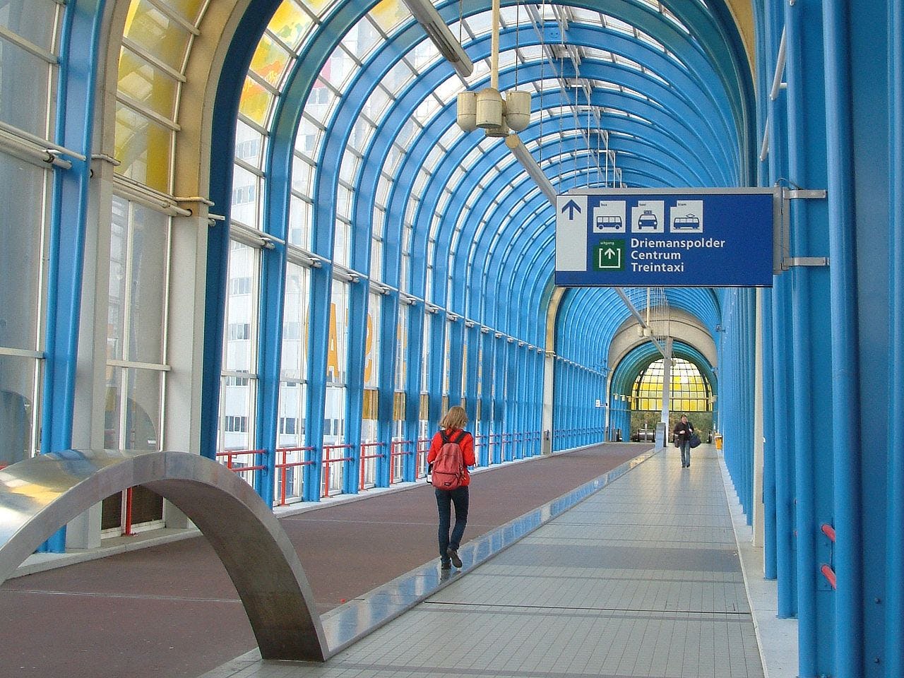 De Nelson Mandelabrug in Zoetermeer wordt in de plannen een centrale stationshal