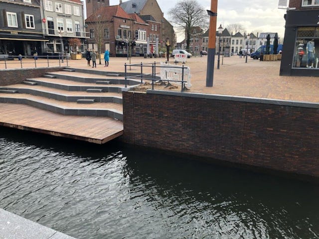 De Markt sluit aan op de haven met een brede trap. Beeld Gemeente Moerdijk