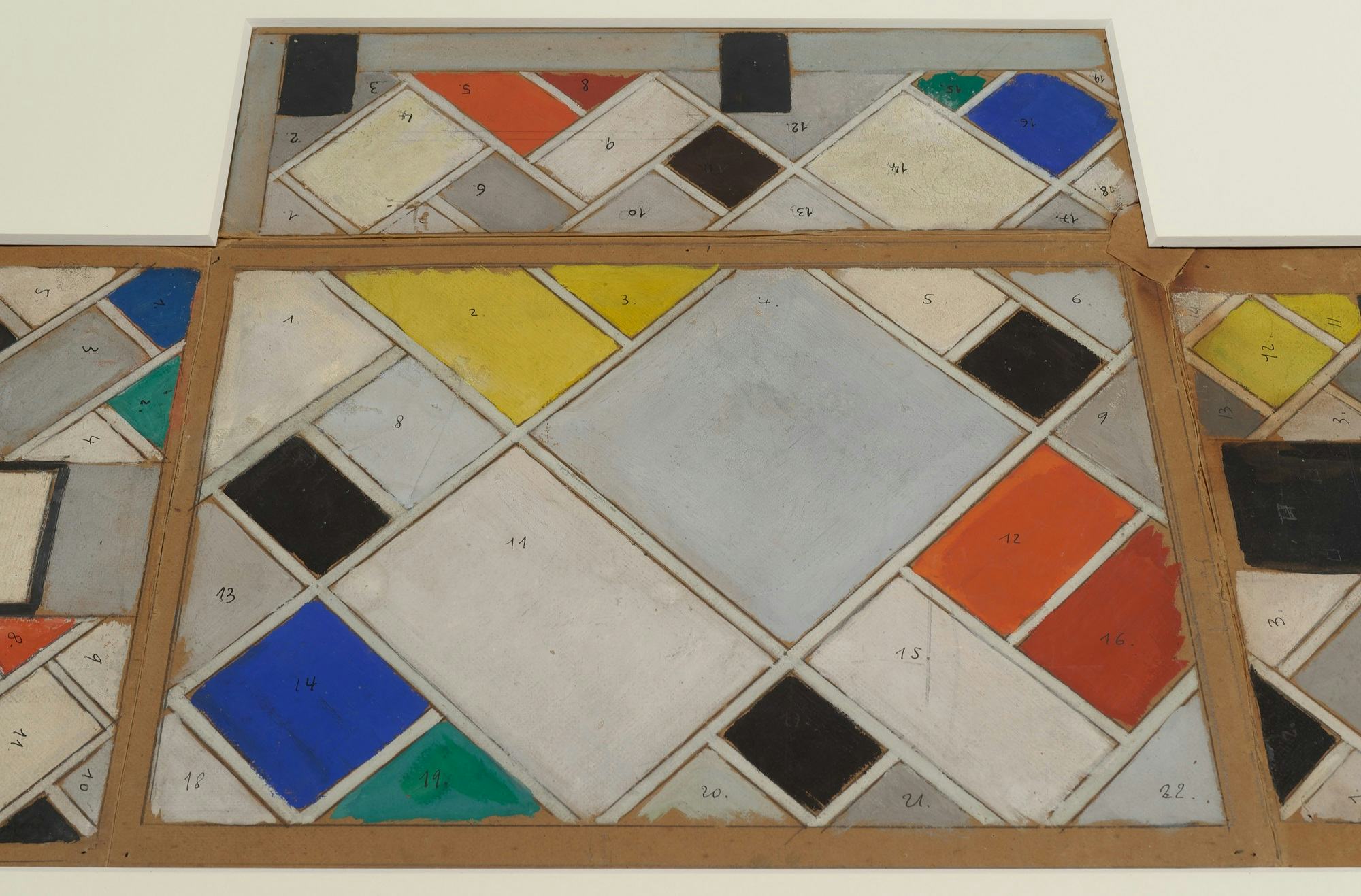 Het kleurontwerp uit 1926 van Theo van Doesburg voor café-restaurant Aubette in Straatsburg. De kleurvlakken zijn genummerd van 1 tot 32 zodat de schilders wisten welke verf waar moest worden aangebracht. Beeld Johannes Schwartz