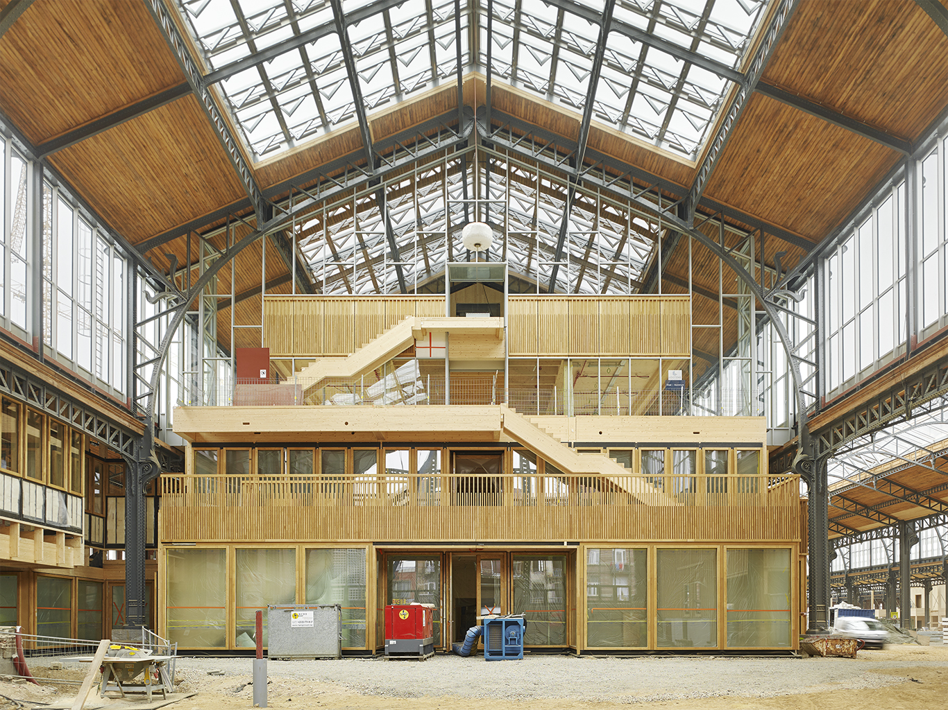 Fotografische Dokumentation des Bauprozeßes des Gare Maritime in Brüssel. Züblin Timber.