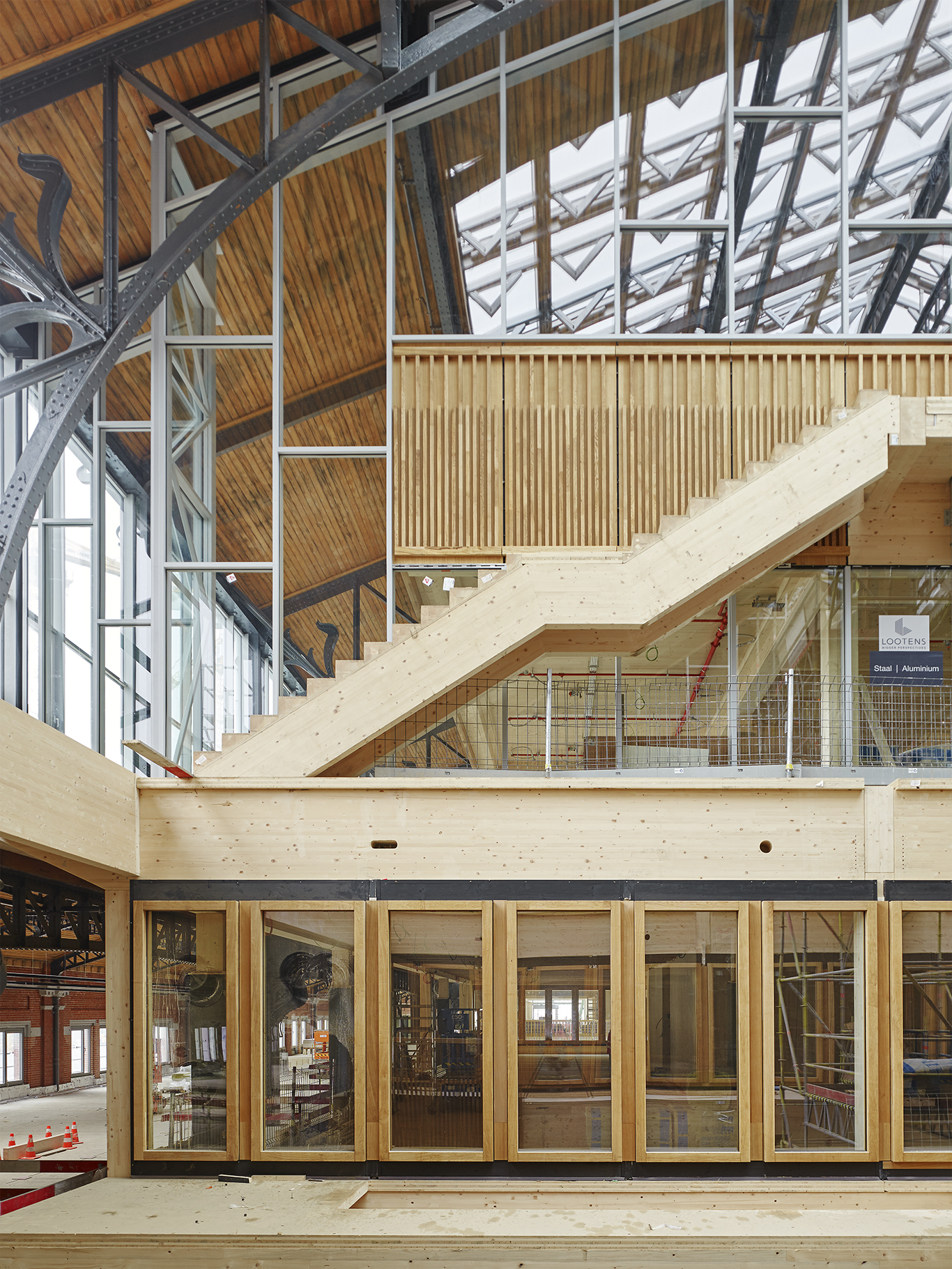 Fotografische Dokumentation des Bauprozeßes des Gare Maritime in Brüssel. Züblin Timber.