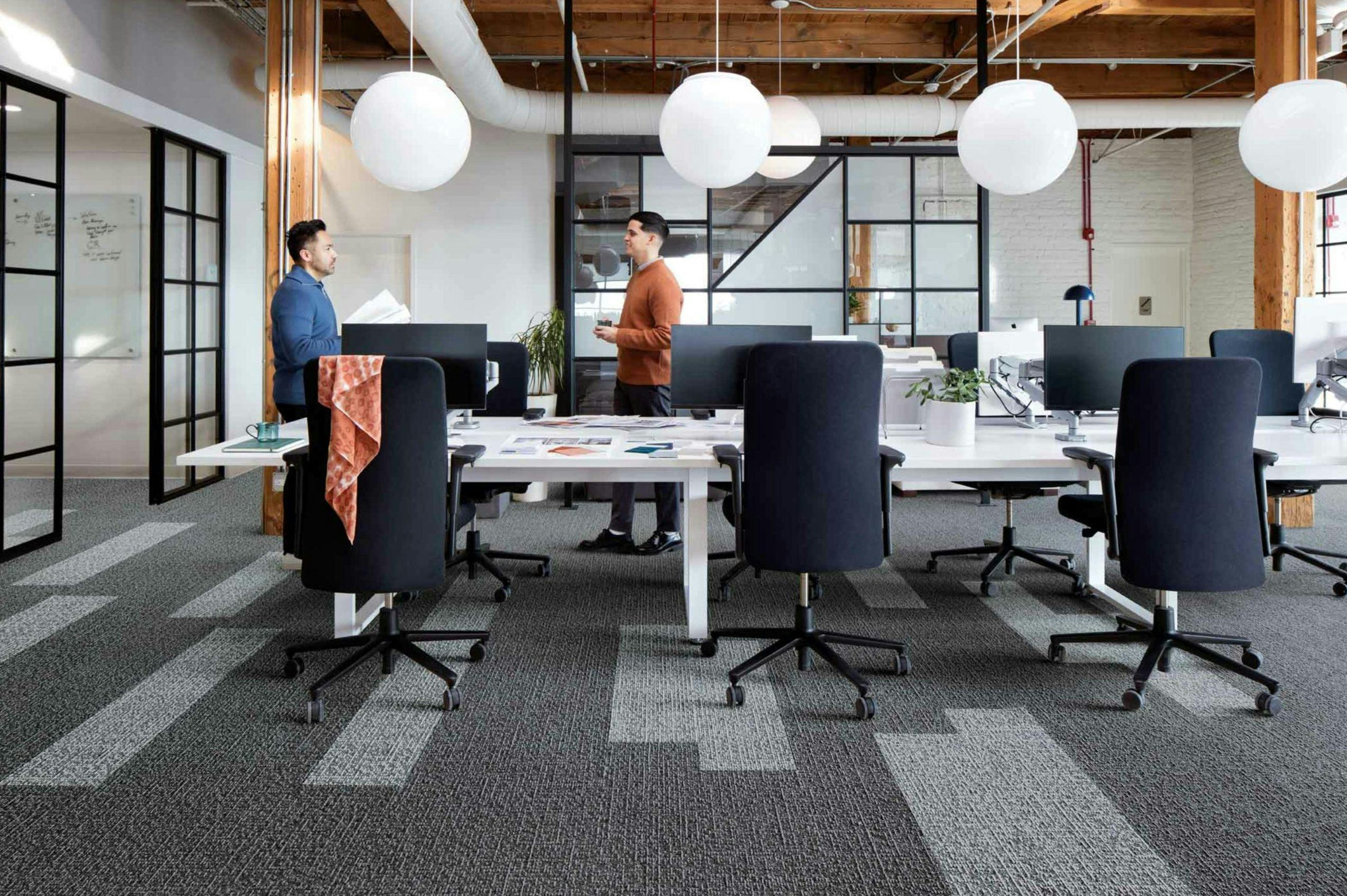 CO2-negatieve tapijttegels: klimaatpositieve producten en esthetische waarden gaan hand in hand