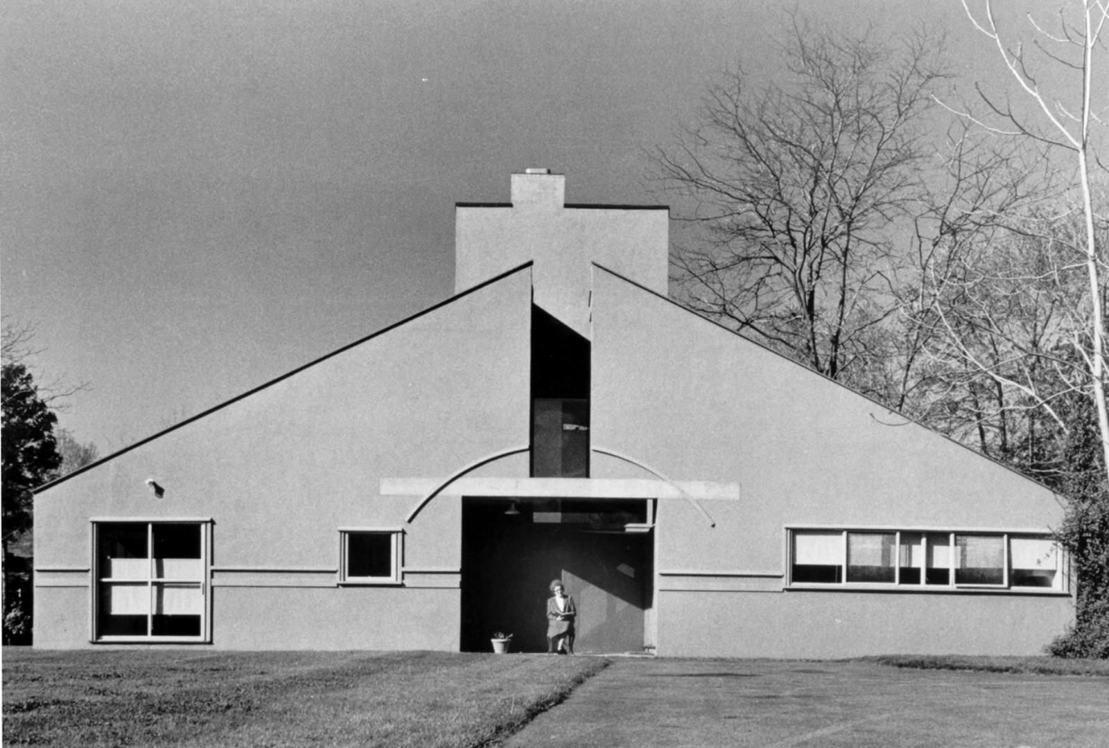 Voorgevel van het Vanna Venturi House, Chesnut Hill, Philadelphia, Pennsylvania, 1964. Foto: Rollin LaFrance, in eigendom van Venturi, Scott Brown and Associates, Inc.