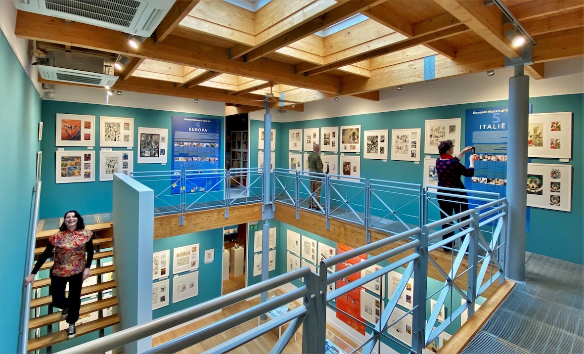 De nieuwe transparante rondgang en daklichten zorgen voor een ruimtelijk en licht museum.
Bron: Museum of Comic Art
