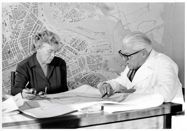 Jakoba Mulder en Cornelis van Eesteren bij de afdeling Stadsontwikkeling; 1958