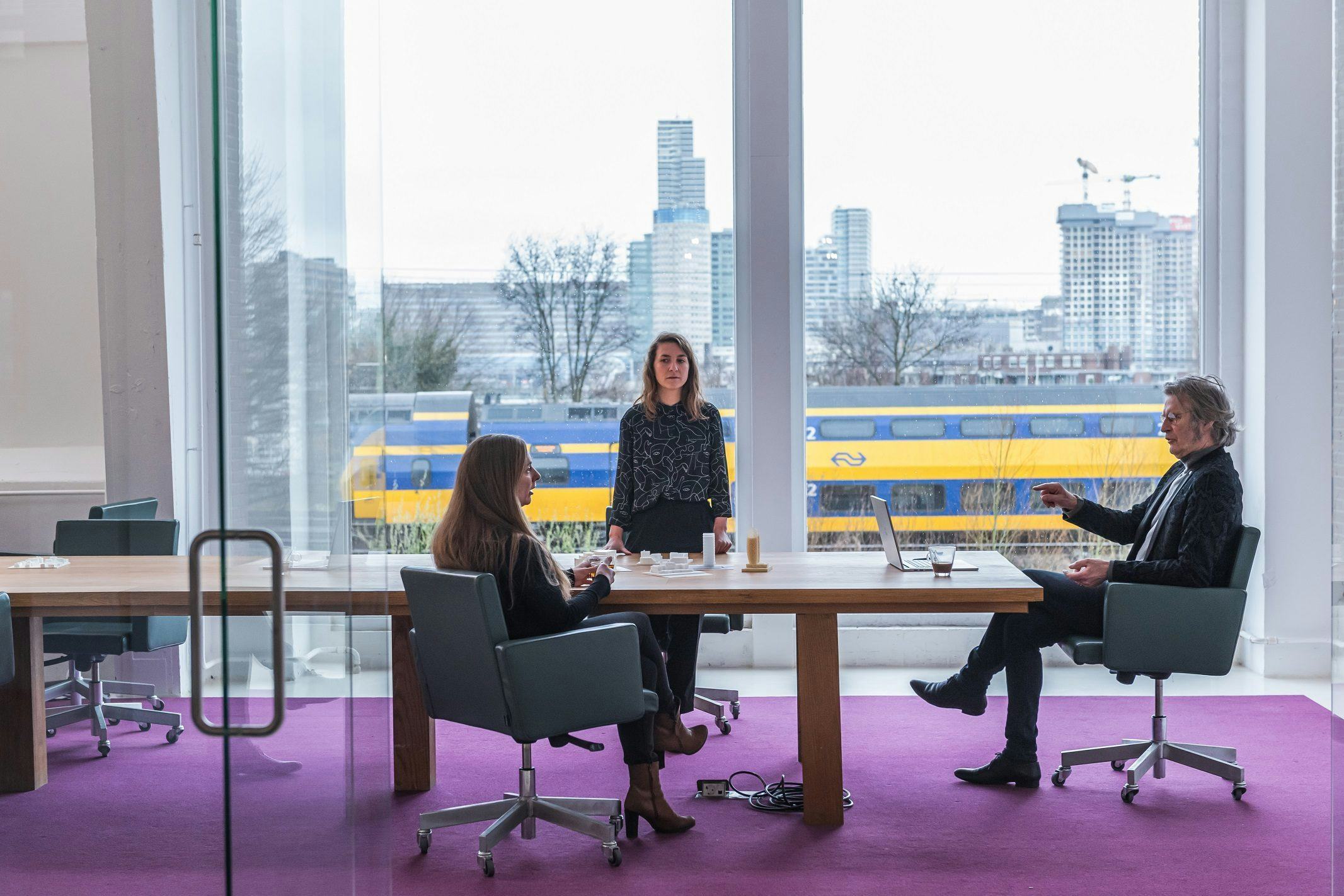 Jill Hofbauer, Debbie Visser en algemeen directeur Pieter Sitsen van Architectenbureau KOW. 