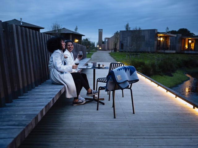 Brug met geintegreerde bank The Unbound door © Felixx Landscape Architects & Planners