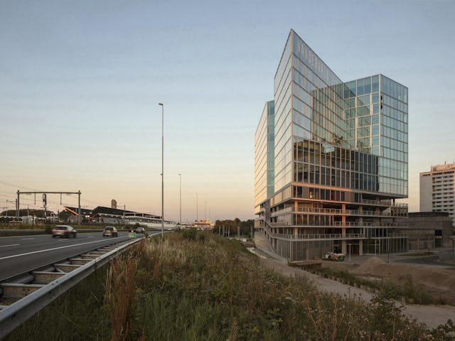 Van der Valk Zuid-as door Wiel Arets Architects. Beeld Jan Bitter