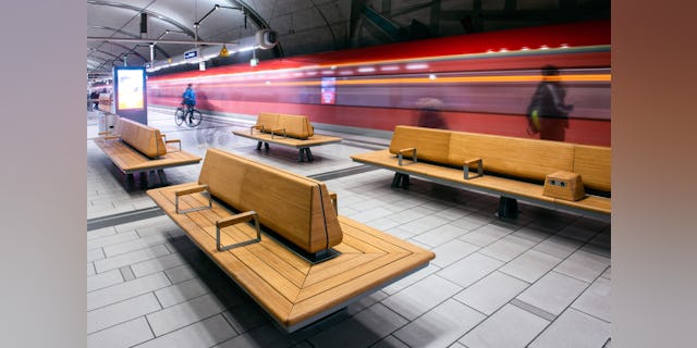 De Calidum reeks: zitbanken, werkmeubel, leunsteun en paviljoen. Foto's Deutsche Bahn, Station & Service AG. Beeld Andreas Varnhorn 