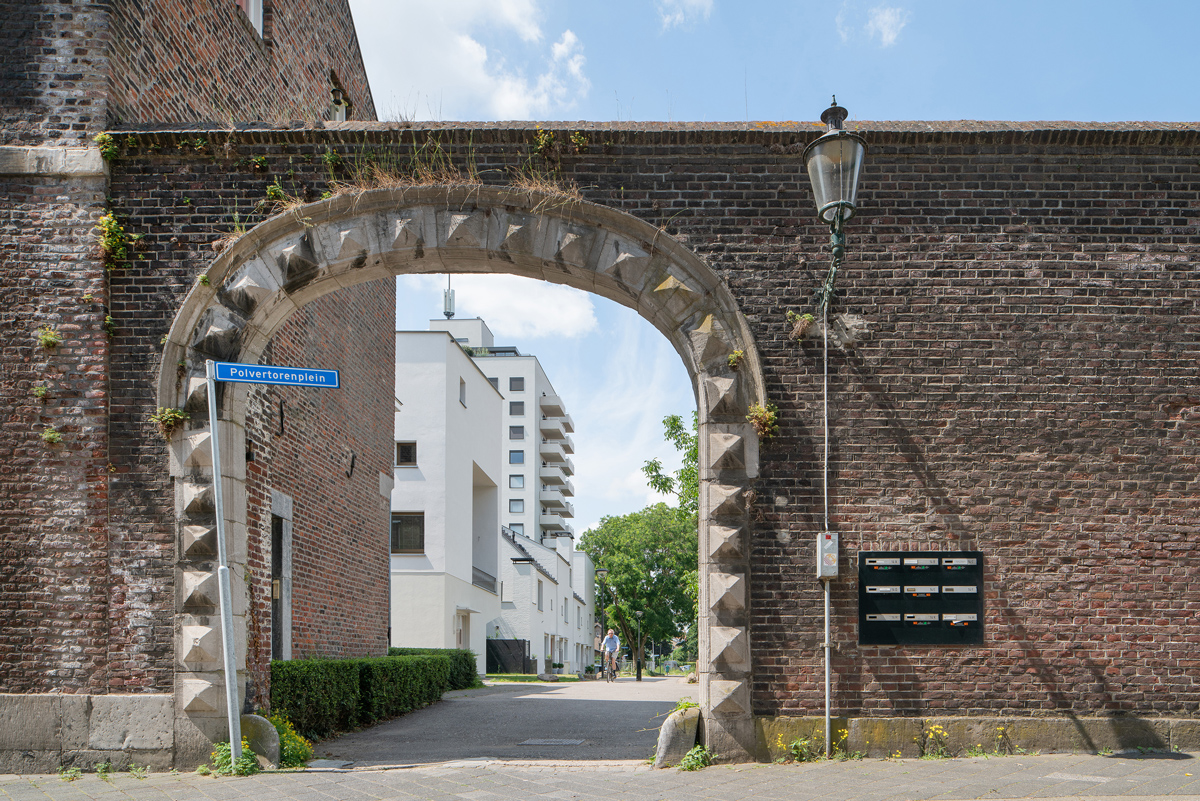 Zicht door de poort van de Abtstraat. Beeld Philip Driessen)
