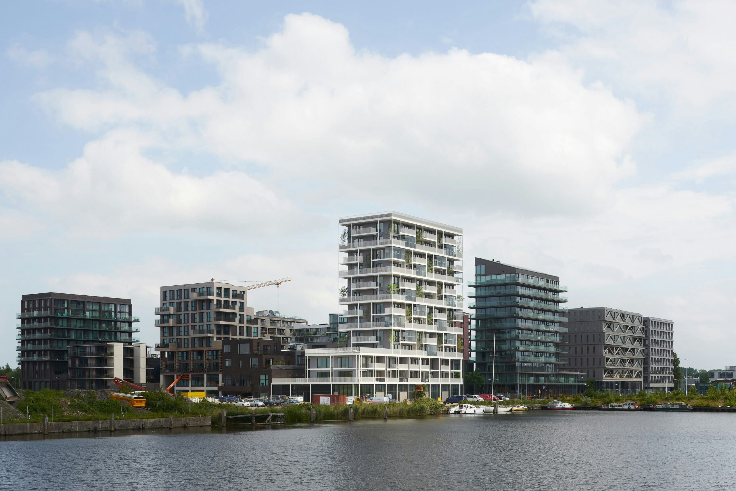 Zuid-West aanzicht aan het Johan van Hasseltkanaadoor Olaf Gipser Architects. Beeld Max Hart Nibbrig