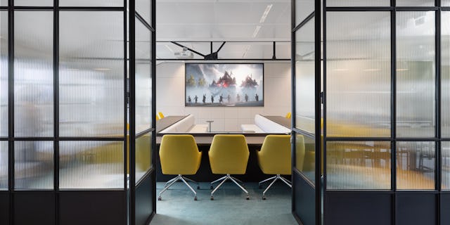 The City Boardroom - Guerilla&#039;s World door CBRE Design. Beeld Stijn Poelstra