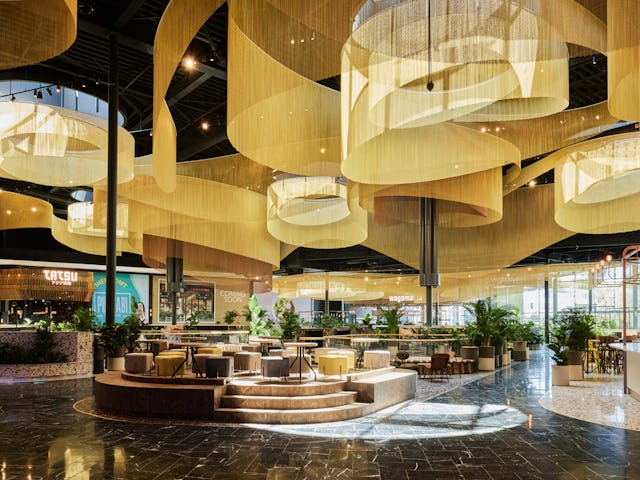 Westfield Mall of the Netherlands Dining Plaza door MVSA Architects. Beeld Jon Ilsraeli ©