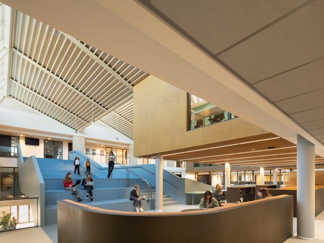Interieur Christelijk Lyceum Veenendaal door NOAHH. Beeld Katja Effting