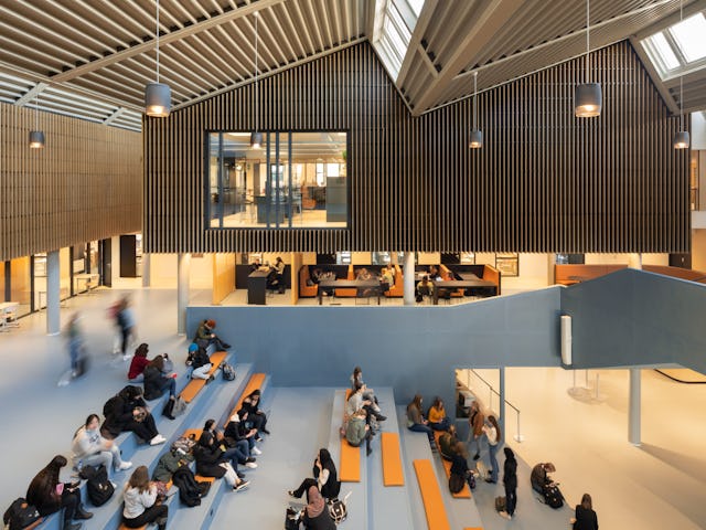 Interieur Christelijk Lyceum Veenendaal door NOAHH. Beeld Katja Effting