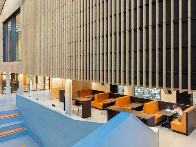 Interieur Christelijk Lyceum Veenendaal door NOAHH. Beeld Katja Effting