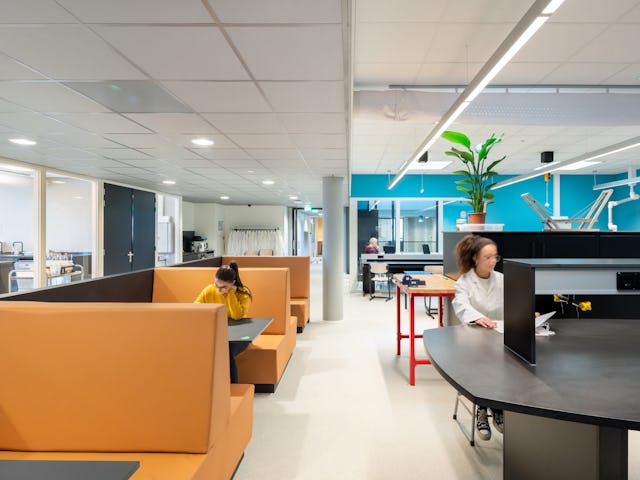 Interieur Christelijk Lyceum Veenendaal door NOAHH. Beeld Katja Effting