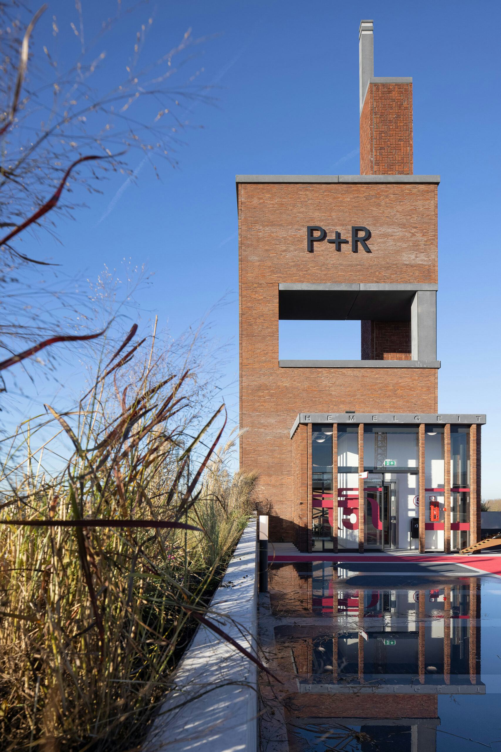 Parkeergebouw Berlijnplein door Zecc Architecten. Beeld Stijn Poelstra