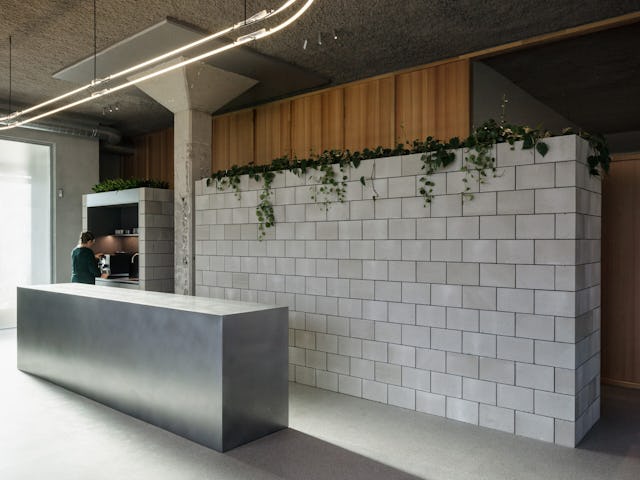 Balie en betonnen volumes door PUUR interieurarchitecten. Beeld Stijn Bollaert