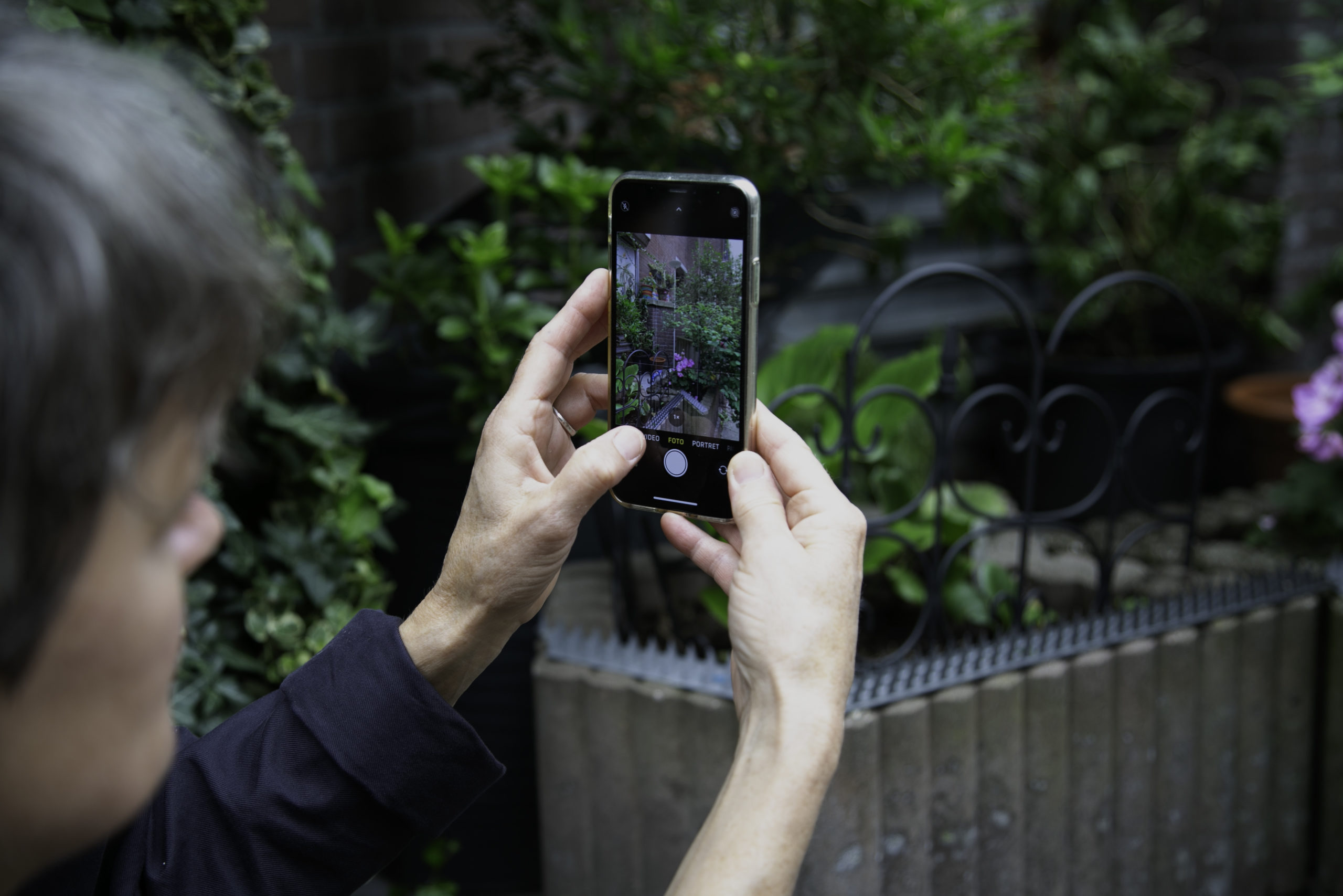 Floor van Ditzhuyzen observeert en bekritiseert sinds maart 2020 de openbare ruimte. Beeld Alice Lucchinelli