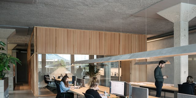 Landschapskantoor en houten volume door PUUR interieurarchitecten. Beeld Stijn Bollaert