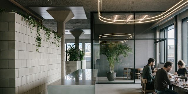 Onthaal PUUR interieurarchitecten Landschapskantoor en houten volume door PUUR interieurarchitecten. Beeld Stijn Bollaert