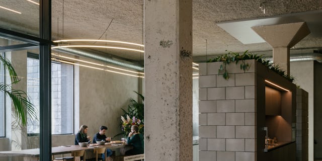 Zicht op keuken en lunchruimte door PUUR interieurarchitecten. Beeld Stijn Bollaert