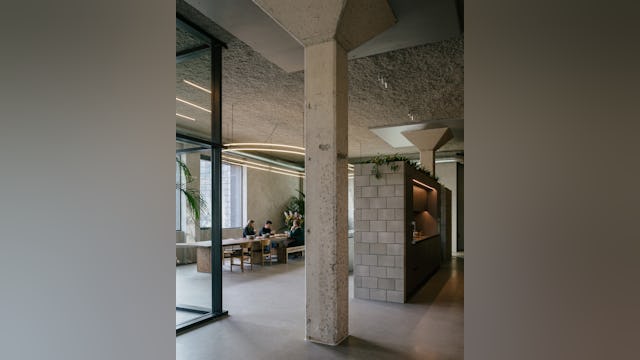 Zicht op keuken en lunchruimte door PUUR interieurarchitecten. Beeld Stijn Bollaert