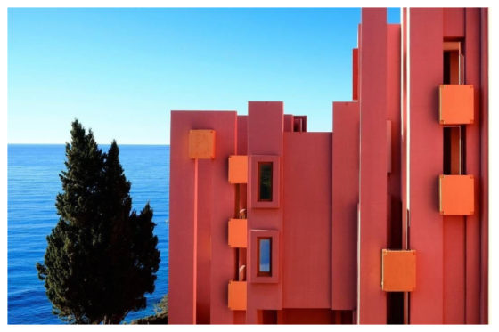 Uitzicht vanuit Airbnb in La Muralla Roja in Manzanera (Spanje) door Ricardo Bofill. Beeld Koendert Wierda