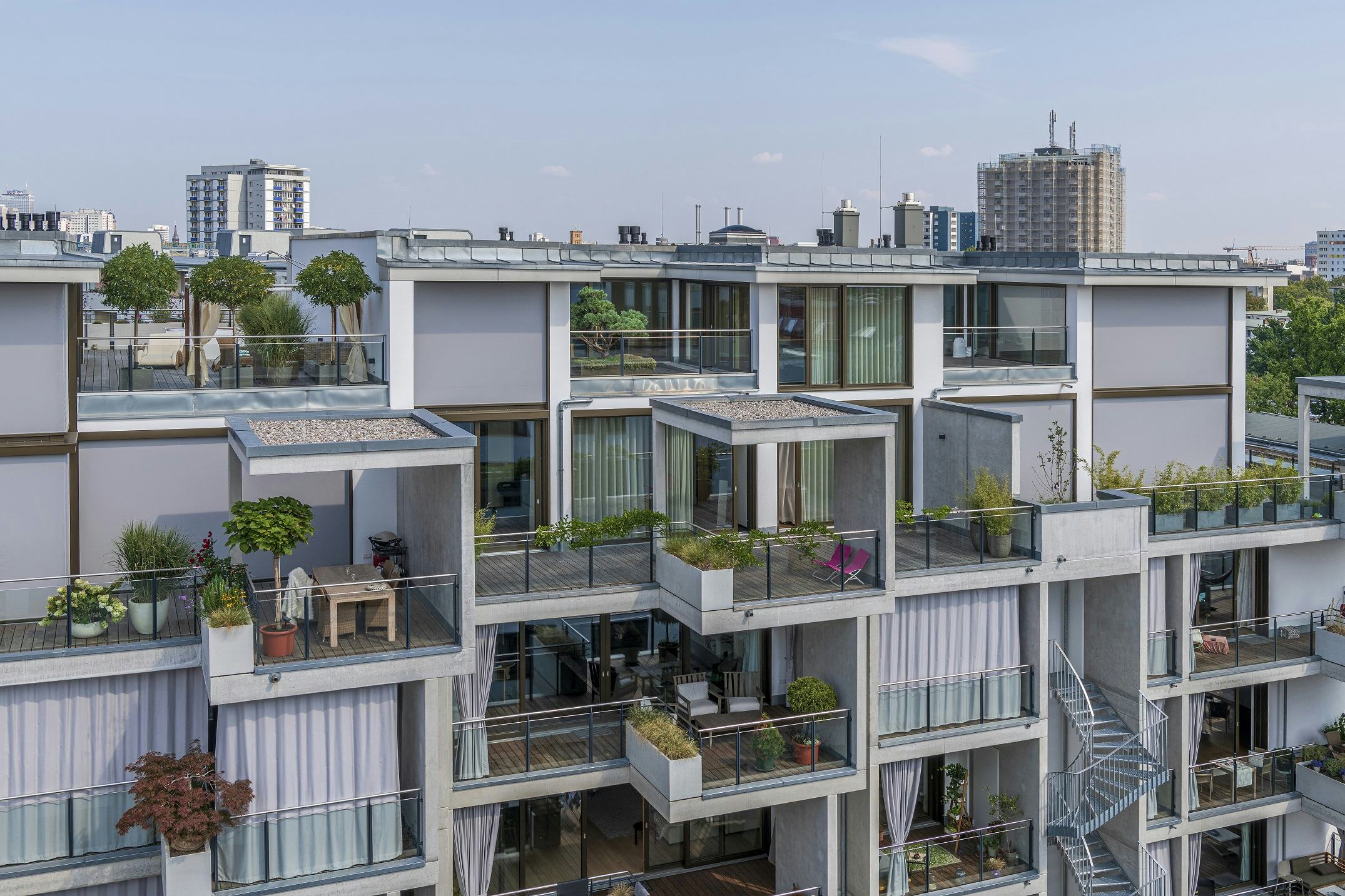 De penthouses zijn uitgerust met hoogwaardige verticale zonneschermen van Renson, ook op de glas op glas hoekvensters. Foto: Renson.
