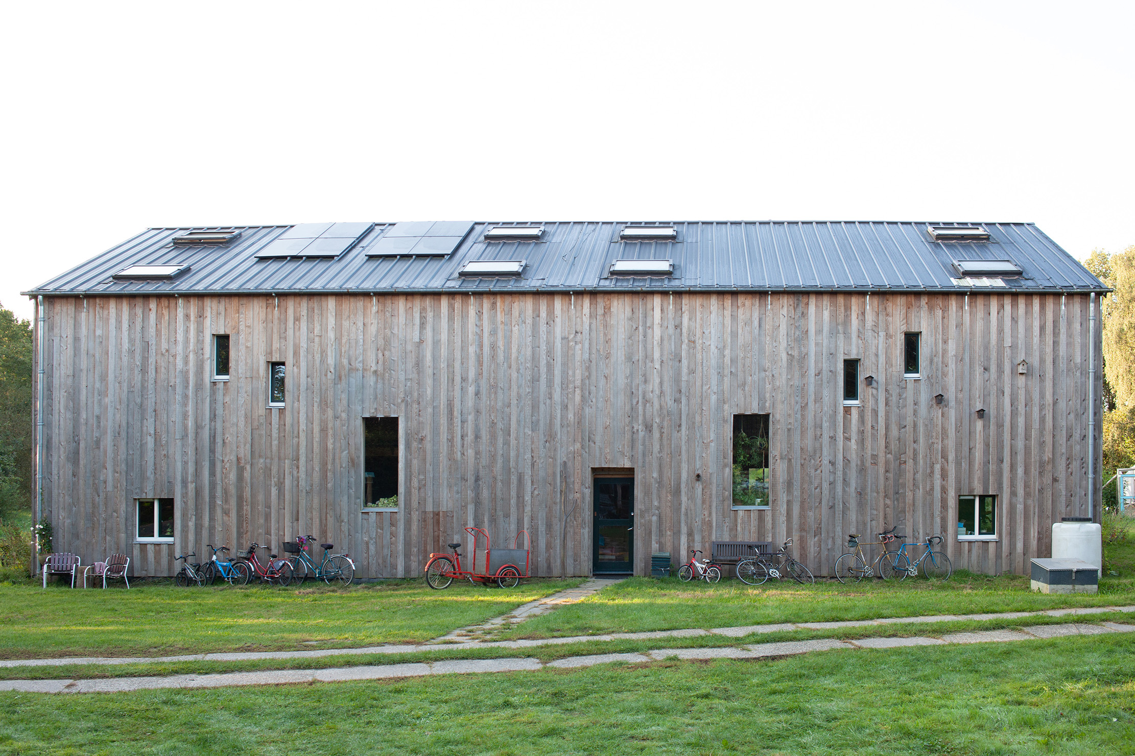 Hobbitstee | by Superuse On Site. Beeld Denis Guzzo 

By merging an extremely insulated north facing stawbale 'shed' with a south facing wintergarden in a glasshouse.