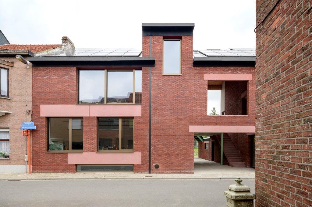 Bij Korbeek Winners in Leuven zijn de voordeuren naar binnen getrokken: alle woningen zijn te betreden via een gezamenlijke patio. Beeld Olmo Peeters