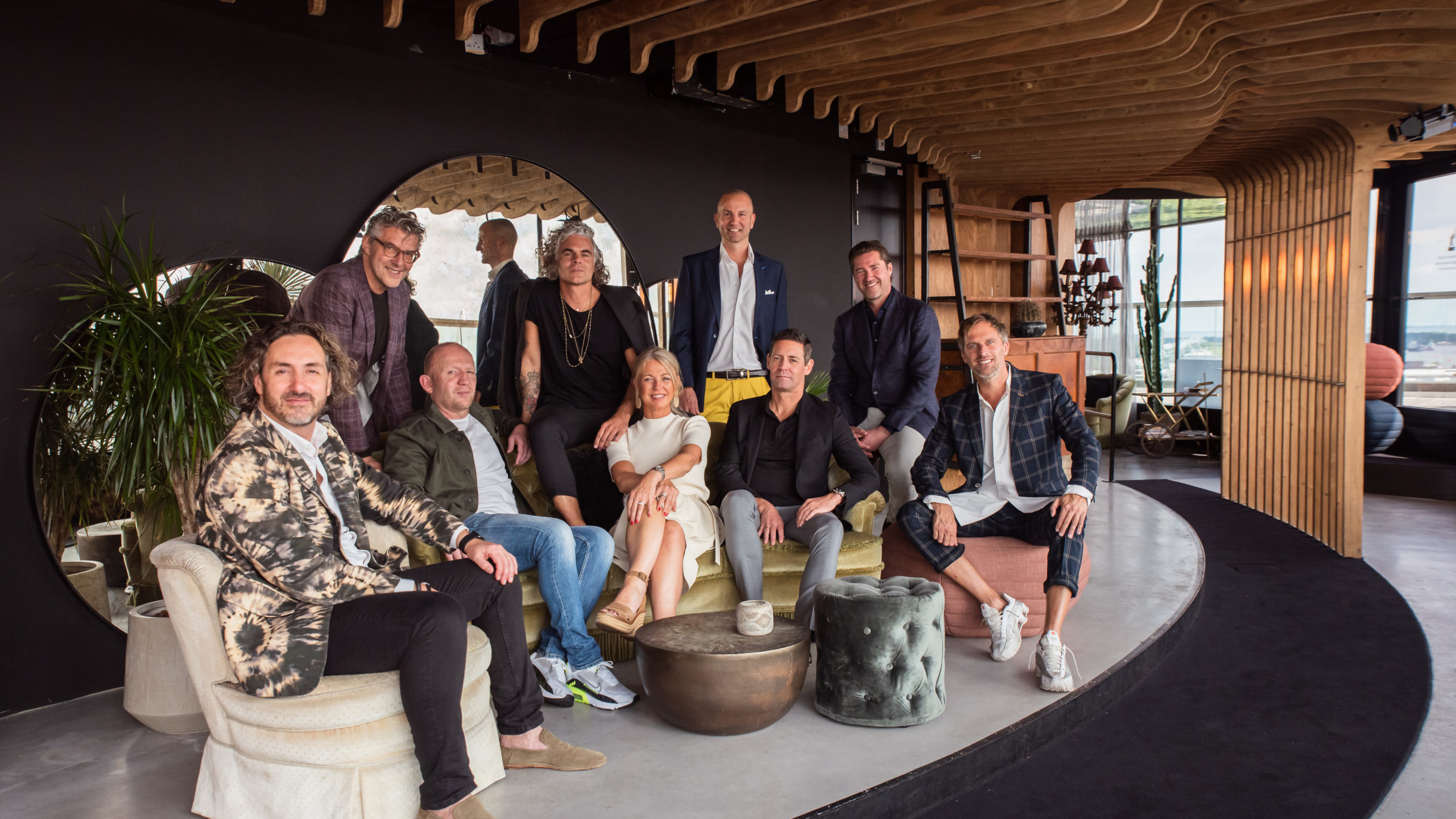 Zittend vlnr: Osiris Hertman, Jeroom Jansen, Roelfien Vos, Remy Meijers, Herman Peters en Jeroen van Zwetselaar. Staand vlnr: Kees Marcelis, Patrick Russ en Bertel Grote.  Beeld: © The Interior Collective/Eduard van Wijk